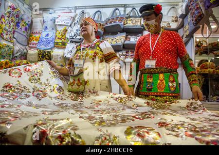 Moscou, Russie.18th décembre 2021 les vendeurs présentent des nappes à motif national russe sur le comptoir à l'exposition-foire de l'artisanat folklorique de Russie 'Ladya' à l'Expocentre de Moscou, Russie Banque D'Images