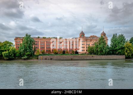 Les bâtiments Harrods Furniture Depository sur la rive sud de la Tamise, à Barnes.Autrefois un centre de stockage, maintenant un domaine résidentiel. Banque D'Images