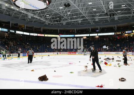 Ontario, Canada.18th décembre 2021, Guelph, Ontario, Canada.Lorsque l'équipe d'origine (Guelph Storm) marque son premier but, les ours en peluche sont jetés sur la glace et distribués à des organismes de bienfaisance dans leurs collectivités.Luke Durda/Alamy Live News Banque D'Images