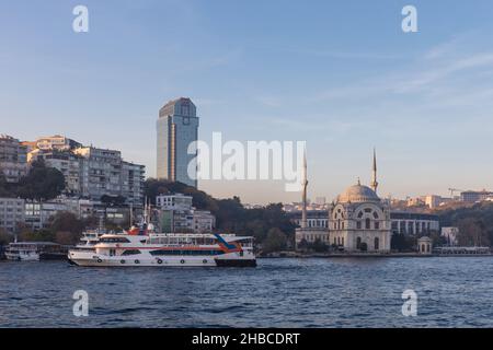 Le Bosporus, l'hôtel Ritz-Carlton et la mosquée Dolmabahce - Istanbul, Turquie Banque D'Images