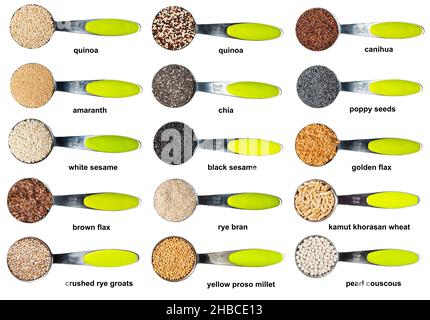 ensemble de cuillères à soupe de mesure avec divers grains avec noms découpés sur fond blanc Banque D'Images