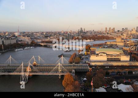 Vue à l'est de London Eye au coucher du soleil, Southbank, Londres, Angleterre, Grande-Bretagne,Royaume-Uni, Royaume-Uni, Europe Banque D'Images