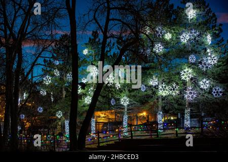 Illuminations de Noël le long de Clear Creek Trail à Golden, Colorado, États-Unis Banque D'Images