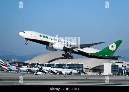 EVA Air Cargo Boeing 777 part de LAX avec le terminal international Tom Bradley en arrière-plan. Banque D'Images