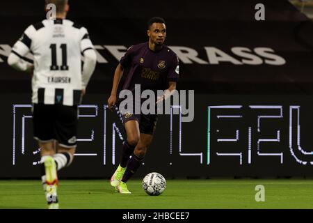 ALMELO, PAYS-BAS - DÉCEMBRE 18 : Patrick Joosten du FC Groningen lors du match hollandais Eredivisie entre Heracles Almelo et le FC Groningen à Erve Asito le 18 décembre 2021 à Almelo, pays-Bas (photo de Marcel ter Bals/Orange Pictures) Banque D'Images
