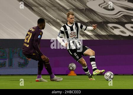 ALMELO, PAYS-BAS - DÉCEMBRE 18 : Nikolai Laursen de Heracles Almelo, Neraysho Kasanwirjo du FC Groningen pendant le match hollandais entre Heracles Almelo et FC Groningen à Erve Asito le 18 décembre 2021 à Almelo, pays-Bas (photo de Marcel ter Bals/Orange Pictures) Banque D'Images