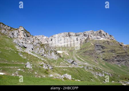 Klausenpass - route de montagne reliant les cantons d'Uri et de Glaris dans les alpes suisses Banque D'Images