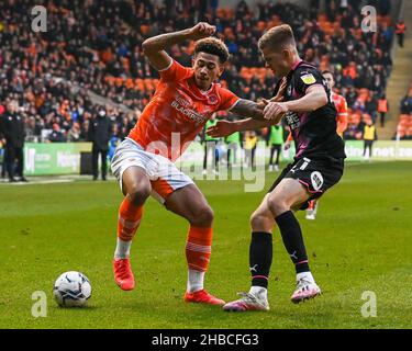 Jordan Lawrence-Gabriel #4 de Blackpool détient Joe Tomlinson #21 de Peterborough United in, le 12/18/2021.(Photo de Craig Thomas/News Images/Sipa USA) crédit: SIPA USA/Alay Live News Banque D'Images