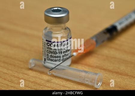 Une bouteille du concentré de vaccin Covid-19 de Pfizer utilisée pendant l'éclosion de la maladie de Delta en Nouvelle-Zélande.Concentrez-vous sur une goutte de vaccin à l'extrémité de l'aiguille. Banque D'Images