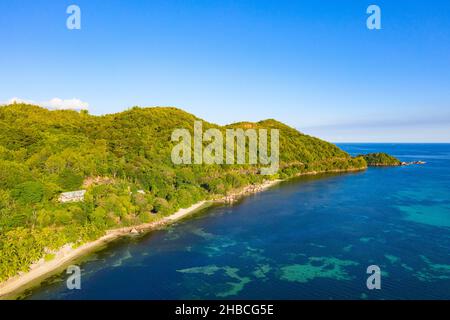 Célèbre plage d'Anse Takamaka sur l'île de Praslin, Seychelles Banque D'Images