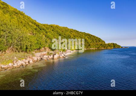 Célèbre plage d'Anse Takamaka sur l'île de Praslin, Seychelles Banque D'Images