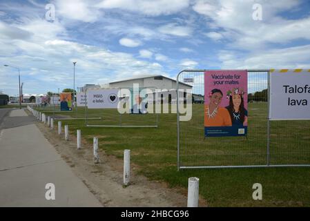 La signalisation encourage les gens, en particulier les Pacific Islanders, à assister à une clinique de vaccination Covid-19 au circuit Addington, Christchurch, Nouvelle-Zélande, le 23 novembre 2021 Banque D'Images