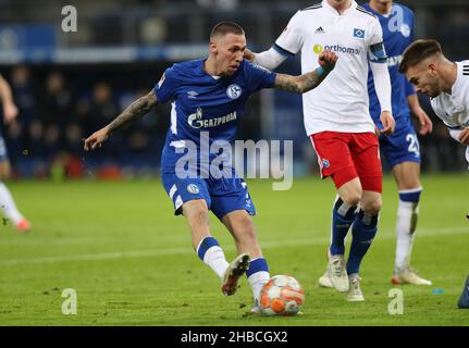 Hambourg, Allemagne.18th décembre 2021. Firo: 18 décembre 2021, ballon de football, 2nd Bundesliga, saison 2021/2022,HSV Hamburg Hamburg Hamburg - FC Schalke 04 Darko Churlinov, action individuelle, conclusion crédit: dpa/Alay Live News Banque D'Images