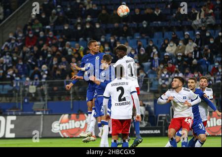 Hambourg, Allemagne.18th décembre 2021. Firo: 18.12.2021, ballon de football, 2nd Bundesliga, saison 2021/2022,HSV Hamburg Hamburg Hamburg - FC Schalke 04 Malick Thiaw, header Credit: dpa/Alay Live News Banque D'Images