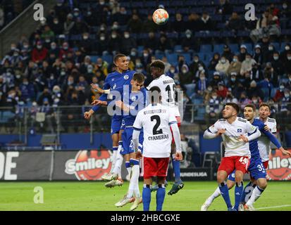 Hambourg, Allemagne.18th décembre 2021. Firo: 18.12.2021, ballon de football, 2nd Bundesliga, saison 2021/2022,HSV Hamburg Hamburg Hamburg - FC Schalke 04 Malick Thiaw, header Credit: dpa/Alay Live News Banque D'Images