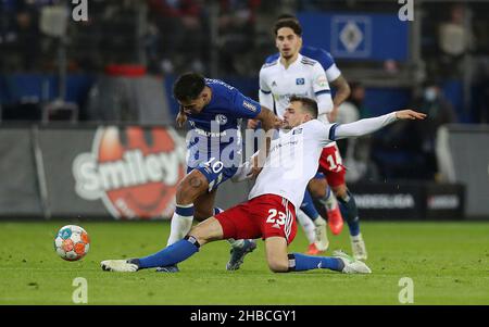 Hambourg, Allemagne.18th décembre 2021. Firo: 18.12.2021, Fuvuball, 2nd Bundesliga, saison 2021/2022,HSV Hambourg Hambourg Hambourg - FC Schalke 04 duels, Rodrigo Zalazar, Versus, Jonas Meffert crédit: dpa/Alay Live News Banque D'Images