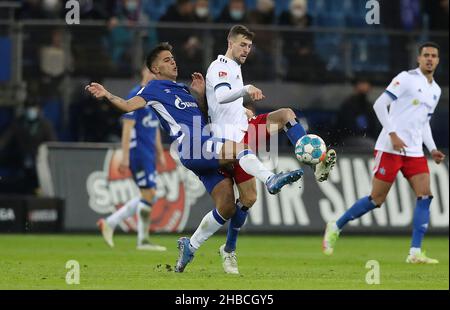 Hambourg, Allemagne.18th décembre 2021. Firo: 18.12.2021, Fuvuball, 2nd Bundesliga, saison 2021/2022,HSV Hambourg Hambourg Hambourg - FC Schalke 04 duels, Rodrigo Zalazar, Versus, Jonas Meffert crédit: dpa/Alay Live News Banque D'Images