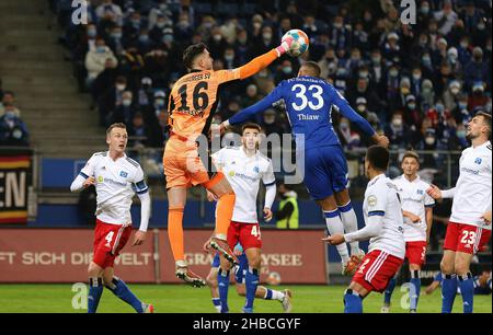 Hambourg, Allemagne.18th décembre 2021. Firo: 18.12.2021, Fuvuball, 2nd Bundesliga, saison 2021/2022,HSV Hambourg Hambourg Hambourg - FC Schalke 04 duels, Marko Johansson, Versus, Malick Thiaw crédit: dpa/Alay Live News Banque D'Images