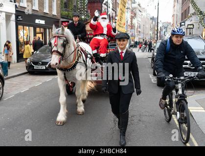 Londres, Royaume-Uni.18th décembre 2021.Une calèche avec un Père Noël traverse le centre de Londres pour recueillir des fonds pour une œuvre caritative pour les réfugiés, Care4Calais.Photo: Richard Gray/Alamy Live News Banque D'Images