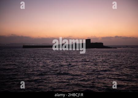 Ciel hivernal avant l'aube au-dessus du fort de St Aubin, Jersey, îles Anglo-Normandes Banque D'Images