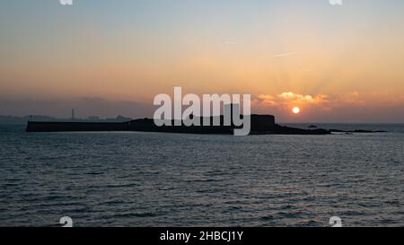 Lever de soleil en hiver au-dessus du fort de St Aubin, Jersey, îles Anglo-Normandes Banque D'Images