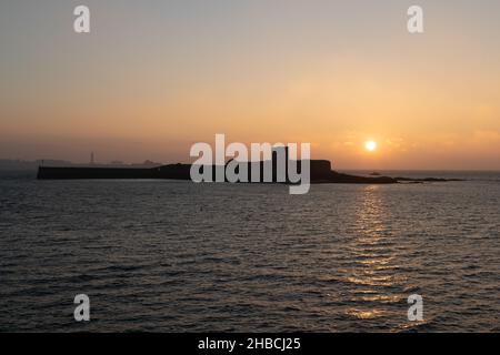 Lever de soleil en hiver au-dessus du fort de St Aubin, Jersey, îles Anglo-Normandes Banque D'Images