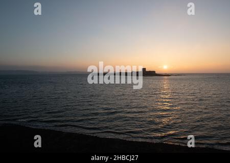 Lever de soleil en hiver au-dessus du fort de St Aubin, Jersey, îles Anglo-Normandes Banque D'Images