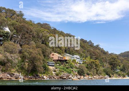 Maisons en bord de mer sur pittwater à l'approche de la plage de Mackerel sur la rive ouest de Pittwater, Sydney, Australie Banque D'Images