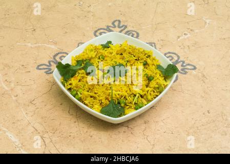 Ce simple pulao aux pois est un plat végétalien et sans gluten qui est parfait pour un repas léger ou un accompagnement copieux.Matar pulao propose du riz savoureux et du pe Banque D'Images