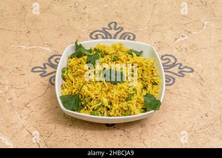 Ce simple pulao aux pois est un plat végétalien et sans gluten qui est parfait pour un repas léger ou un accompagnement copieux.Matar pulao propose du riz savoureux et du pe Banque D'Images