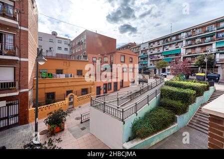 Bâtiments de différentes tailles et constructions avec des escaliers descendant jusqu'à une place dans une zone urbaine Banque D'Images