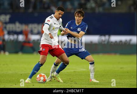 Hambourg, Allemagne.18th décembre 2021. Firo: 18.12.2021, Fuvuball, 2nd Bundesliga, saison 2021/2022,HSV Hamburg Hamburg Hamburg - FC Schalke 04 duels, Robert Glatzel, Versus, Ko Itakura crédit: dpa/Alay Live News Banque D'Images