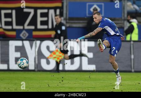 Hambourg, Allemagne.18th décembre 2021. Firo: 18 décembre 2021, ballon de football, 2nd Bundesliga, saison 2021/2022,HSV Hamburg Hamburg Hamburg - FC Schalke 04 Darko Churlinov, action individuelle, conclusion crédit: dpa/Alay Live News Banque D'Images