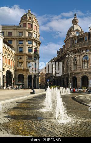 Vue verticale de la Piazza de Ferrari avec jeux aquatiques de la fontaine et Palazzo della Borsa (Bourse), Gênes, Ligurie, Italie Banque D'Images