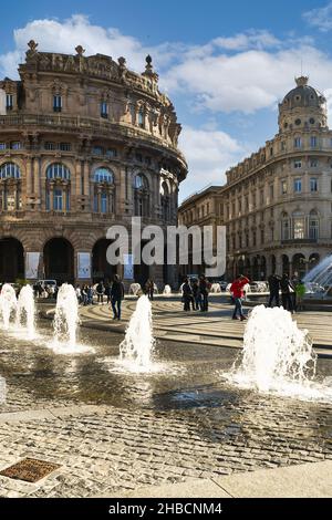 Vue verticale de la Piazza de Ferrari avec jeux aquatiques de la fontaine et Palazzo della Borsa (Bourse), Gênes, Ligurie, Italie Banque D'Images