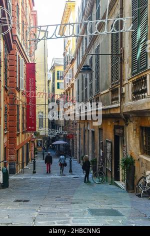 Via ai Quattro Canti di San Francesco, ruelle étroite (carugio) dans la vieille ville de Gênes, site classé au patrimoine mondial de l'UNESCO, avec installation légère, Ligurie Banque D'Images