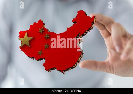 La main de l'homme touchant sur la carte de chine rendue en 3D Banque D'Images