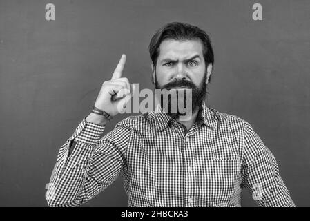 brutal non shaven guy professeur d'université au tableau de surveillance, inspiration Banque D'Images