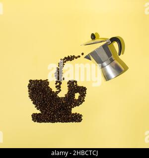 Café aux grains frais et Moka Pot sur fond jaune.Concept de pause pour une idée créative.Vue de dessus. Banque D'Images