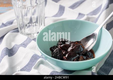 pruneaux faciles à cuire, fruits secs de prune cuits dans un bol sur la table Banque D'Images