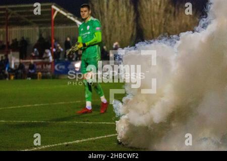 Birmingham, Angleterre, 18th Decemb Ted Cann (13 Telford United) s'occupe de la projection d'une pyrotechnique sur le terrain au Stourbridge War Memorial Athletic Ground pendant le match de Tropy de la FA de base entre Stourbridge et Telford United Gareth Evans/SPP crédit: SPP Sport Press photo./Alamy Live News Banque D'Images