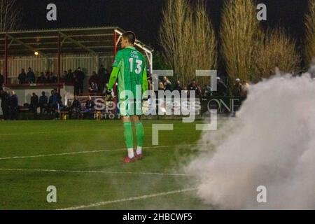 Birmingham, Angleterre, 18th Decemb Ted Cann (13 Telford United) s'occupe de la projection d'une pyrotechnique sur le terrain au Stourbridge War Memorial Athletic Ground pendant le match de Tropy de la FA de base entre Stourbridge et Telford United Gareth Evans/SPP crédit: SPP Sport Press photo./Alamy Live News Banque D'Images