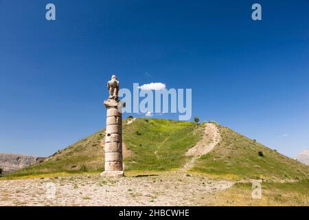 Karakus Tumulus, statue d'aigle au sommet d'une colonne romaine, tombeau royal du Royaume de Commagène, Kahta, province d'Adıyaman, Anatolie, Turquie, Asie Banque D'Images