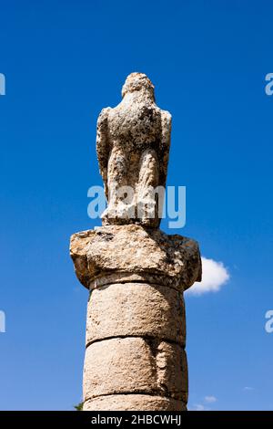 Karakus Tumulus, statue d'aigle au sommet d'une colonne romaine, tombeau royal du Royaume de Commagène, Kahta, province d'Adıyaman, Anatolie, Turquie, Asie Banque D'Images