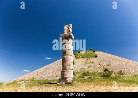 Karakus Tumulus, soulagement de Mithridates et soeur au sommet de la colonne, tombeau royal du Royaume de Commagène, Kahta, province d'Adıyaman, Anatolie, Turquie, Asie Banque D'Images