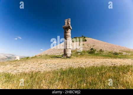 Karakus Tumulus, soulagement de Mithridates et soeur au sommet de la colonne, tombeau royal du Royaume de Commagène, Kahta, province d'Adıyaman, Anatolie, Turquie, Asie Banque D'Images