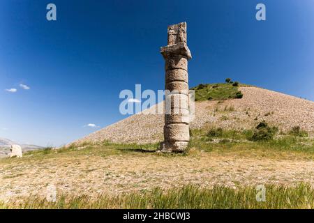 Karakus Tumulus, soulagement de Mithridates et soeur au sommet de la colonne, tombeau royal du Royaume de Commagène, Kahta, province d'Adıyaman, Anatolie, Turquie, Asie Banque D'Images