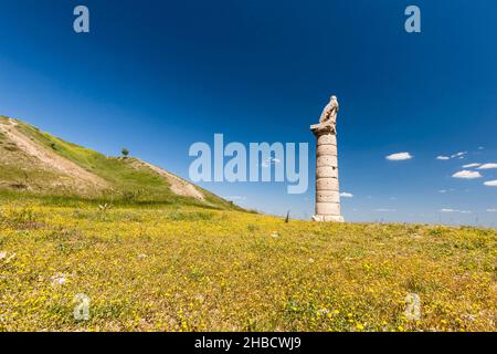 Karakus Tumulus, statue d'aigle au sommet d'une colonne romaine, tombeau royal du Royaume de Commagène, Kahta, province d'Adıyaman, Anatolie, Turquie, Asie Banque D'Images