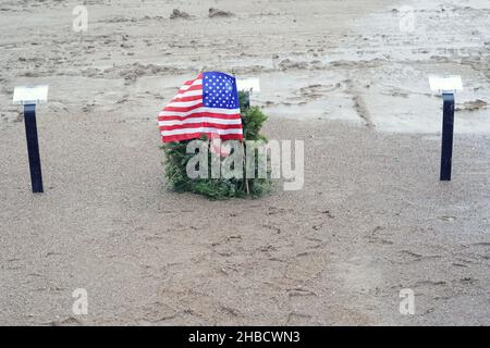 St. Louis, États-Unis.18th décembre 2021.Une couronne de Noël est placée sur la tombe du vétéran de la Force aérienne Joseph R. Reeves, intermed le 17 décembre 2021, au cimetière national de Jefferson Barracks, à Saint-Louis, le samedi 18 décembre 2021.Couronnes à travers l'Amérique, une cérémonie de pose de couronnes de vacances pour honorer et se souvenir des anciens combattants du pays, a lieu dans les cinq cimetières des anciens combattants du Missouri où 14 000 couronnes seront placées sur des pierres de tête.Photo par Bill Greenblatt/UPI crédit: UPI/Alay Live News Banque D'Images