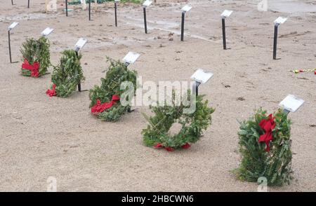 St. Louis, États-Unis.18th décembre 2021.Des couronnes de Noël sont placées sur le site où les derniers vétérans sont déposés pour se reposer au cimetière national de Jefferson Barracks, à Saint-Louis, le samedi 18 décembre 2021.Couronnes à travers l'Amérique, une cérémonie de pose de couronnes de vacances pour honorer et se souvenir des anciens combattants du pays, a lieu dans les cinq cimetières des anciens combattants du Missouri où 14 000 couronnes seront placées sur des pierres de tête.Photo par Bill Greenblatt/UPI crédit: UPI/Alay Live News Banque D'Images